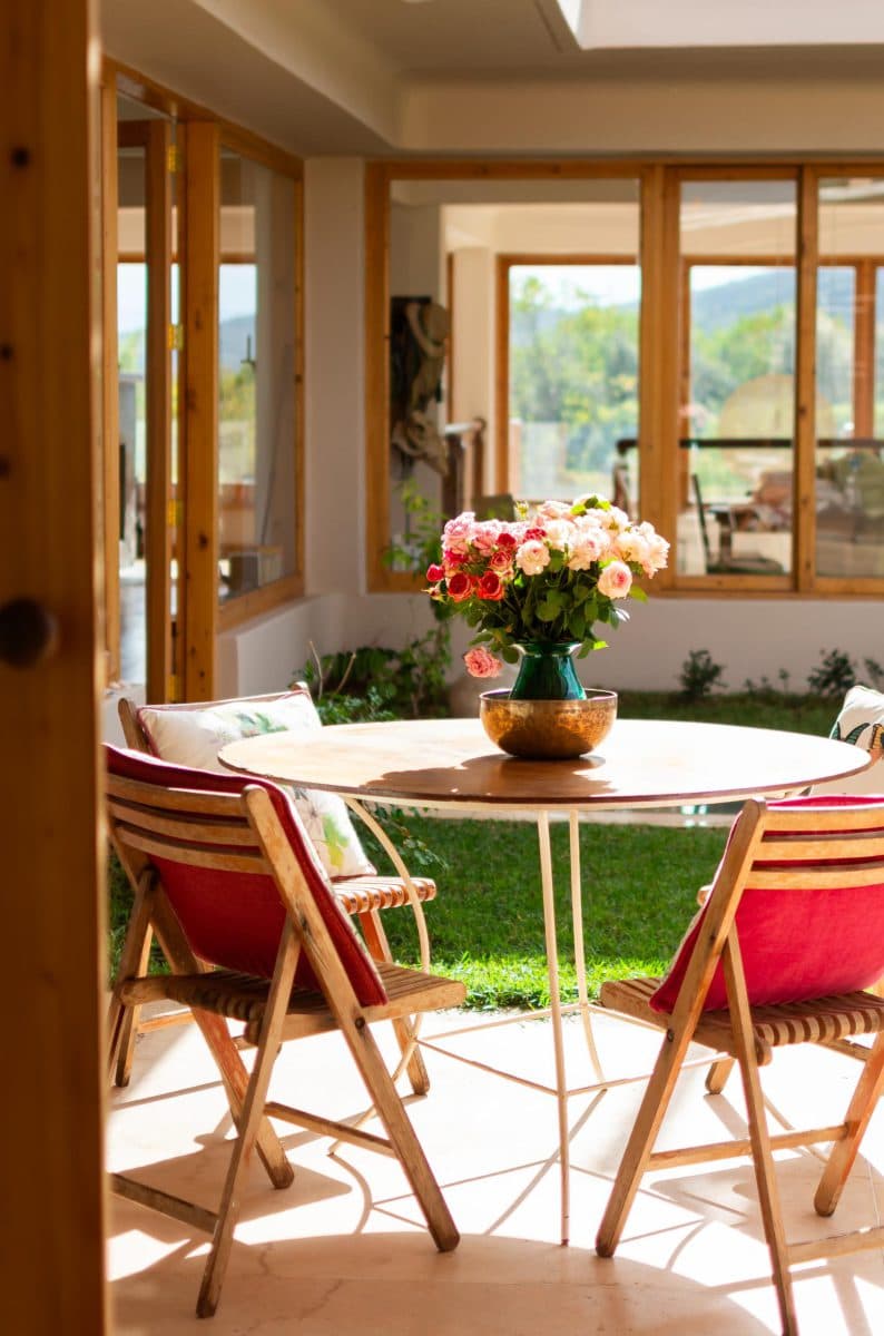 La Maison Bleue Naivasha — window dining nook with roses overlooking the courtyard